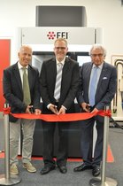 (re) Prof. Gerold Schneider (Sprecher, Institut für Keramische Hochleistungswerkstoffe, TUHH), Dr.-Ing. Martin Ritter, Leiter Betriebseinheit Elektronenmikroskopie und TUHH-Präsident Garabed Antranikian vor dem neuen TEM. (re) Prof. Gerold Schneider (Sprecher, Institut für Keramische Hochleistungswerkstoffe, TUHH), Dr.-Ing. Martin Ritter, Leiter Betriebseinheit Elektronenmikroskopie und TUHH-Präsident Garabed Antranikian vor dem neuen TEM.
