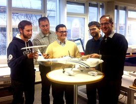 Prof. Frank Thielecke (r.) und Dr. Martin Halle (2. v. l.) vom TUHH-Institut für Flugzeug-Systemtechnik mit den brasilianischen Gaststudenten Davi Herculano und Henrique Ressel Flores. Prof. Rubens Alfonso (Mitte) war 2007 der erste Austauschstudent zwischen dem ITA und der TUHH. Prof. Frank Thielecke (r.) und Dr. Martin Halle (2. v. l.) vom TUHH-Institut für Flugzeug-Systemtechnik mit den brasilianischen Gaststudenten Davi Herculano und Henrique Ressel Flores. Prof. Rubens Alfonso (Mitte) war 2007 der erste Austauschstudent zwischen dem ITA und der TUHH.