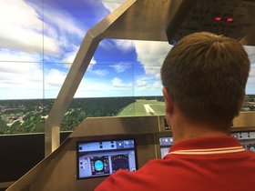 Der Cockpit-Simulator im Einsatz. Der Cockpit-Simulator im Einsatz.