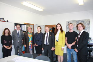 ABiRe-Konsortium und TUHH Gäste v.l.: Iryna Atamaniuk, Oleg Yakimovich, Kerstin Kuchta, Aleksandra Volkova, Heinz Schelwat, Natalia Politaeva, Nils Wieczorek, Kai Pohlmann ABiRe-Konsortium und TUHH Gäste v.l.: Iryna Atamaniuk, Oleg Yakimovich, Kerstin Kuchta, Aleksandra Volkova, Heinz Schelwat, Natalia Politaeva, Nils Wieczorek, Kai Pohlmann