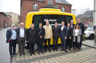 Das Projektteam TaBuLa bei der Besichtigung eines automatisierten Fahrzeuges am Charité in Berlin Das Projektteam TaBuLa bei der Besichtigung eines automatisierten Fahrzeuges am Charité in Berlin