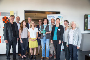 Preisübergabe an das Interdisziplinäre Bachelor-Projekt (IDP) zur 'Hochschulperle des Jahres 2017'. (v.l.n.r.) Ed Brinksma (Präsident TUHH), Sönke Knutzen (Vizepräsident Lehre TUHH), Anne Bunde (ZLL/IDP), Dr. Meyer-Guckel (Stifterverband), Dr. Andrea Brose (Leitung ZLL), Dr. Sara Bornhöft (stellv. Leitung ZLL), Robbie Sandberg (BSVH e. V.), Hartmut Gieseler (Studierendenwerkstatt), Uta Riedel (ZLL/IDP), Siska Simon (ZLL/IDP), Daniela Mägdefessel (Stifterverband). Preisübergabe an das Interdisziplinäre Bachelor-Projekt (IDP) zur 'Hochschulperle des Jahres 2017'. (v.l.n.r.) Ed Brinksma (Präsident TUHH), Sönke Knutzen (Vizepräsident Lehre TUHH), Anne Bunde (ZLL/IDP), Dr. Meyer-Guckel (Stifterverband), Dr. Andrea Brose (Leitung ZLL), Dr. Sara Bornhöft (stellv. Leitung ZLL), Robbie Sandberg (BSVH e. V.), Hartmut Gieseler (Studierendenwerkstatt), Uta Riedel (ZLL/IDP), Siska Simon (ZLL/IDP), Daniela Mägdefessel (Stifterverband).
