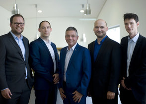 Das EXIST Team mit seinem fachlichen Mentor Prof. Bodo Fiedler. V.l.n.r.: Daniel von Bernstorff, Andreas von Bernstorff, Prof. Dr.-Ing. habil. Bodo Fiedler, Danny Hinz, René Steinrücken. Das EXIST Team mit seinem fachlichen Mentor Prof. Bodo Fiedler. V.l.n.r.: Daniel von Bernstorff, Andreas von Bernstorff, Prof. Dr.-Ing. habil. Bodo Fiedler, Danny Hinz, René Steinrücken.
