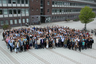 Teilnehmende der biocat2018 auf dem TUHH-Campus. Teilnehmende der biocat2018 auf dem TUHH-Campus.