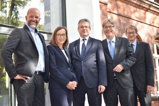 V.l.n.r.: TUHH-Vizepräsident Lehre Professor Sönke Knutzen, Staatsrätin Dr. Eva Gümbel von der Behörde für Wissenschaft, Forschung und Gleichstellung, Ministerialdirektor und Abteilungsleiter Inland im Bundespräsidialamt Dr. Oliver Schmolke, TUHH-Präsident Professor Ed Brinksma und TUHH-Vizepräsident Forschung Andreas Timm-Giel. V.l.n.r.: TUHH-Vizepräsident Lehre Professor Sönke Knutzen, Staatsrätin Dr. Eva Gümbel von der Behörde für Wissenschaft, Forschung und Gleichstellung, Ministerialdirektor und Abteilungsleiter Inland im Bundespräsidialamt Dr. Oliver Schmolke, TUHH-Präsident Professor Ed Brinksma und TUHH-Vizepräsident Forschung Andreas Timm-Giel.