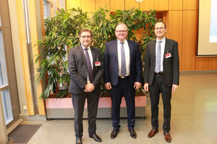 Partner der Forschungsgruppe von v.l.n.r. Torsten Seemann, Energy Management, Strategy and Business Development Siemens AG, Thomas Volk, Geschäftsführer Stromnetz Hamburg GmbH, Prof. Dr.-Ing. Christian Becker, Leiter des Instituts für Elektrische Energietechnik der TUHH Partner der Forschungsgruppe von v.l.n.r. Torsten Seemann, Energy Management, Strategy and Business Development Siemens AG, Thomas Volk, Geschäftsführer Stromnetz Hamburg GmbH, Prof. Dr.-Ing. Christian Becker, Leiter des Instituts für Elektrische Energietechnik der TUHH