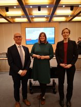 v.l.n.r. TUHH-Professor Gerold Schneider, Wissenschaftssenatorin Katharina Fegebank und Prof. Dr. Ursula Schröder von der Universität Hamburg. v.l.n.r. TUHH-Professor Gerold Schneider, Wissenschaftssenatorin Katharina Fegebank und Prof. Dr. Ursula Schröder von der Universität Hamburg.