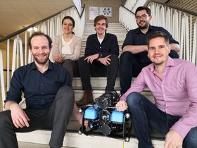TUHH-Team (v.l.n.r.). Obere Reihe: Tara Stojimirovic, Lars Hanschke, Fabian Steinmetz. Untere Reihe: Peter Oppermann, Bernd-Christian Renner. TUHH-Team (v.l.n.r.). Obere Reihe: Tara Stojimirovic, Lars Hanschke, Fabian Steinmetz. Untere Reihe: Peter Oppermann, Bernd-Christian Renner.