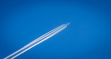 Beim Fliegen entstehen auch Nicht-CO2-Klimaeffekte, beispielsweise verursacht durch Stickoxidemissionen und langlebige Kondensstreifen. Beim Fliegen entstehen auch Nicht-CO2-Klimaeffekte, beispielsweise verursacht durch Stickoxidemissionen und langlebige Kondensstreifen.