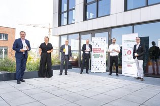 Die TU Hamburg, die Stadtreinigung Hamburg, Veolia, Unilever und BUDNI zeigen, dass ein Recycling-Kreislauf funktioniert: regional und anfassbar. Die TU Hamburg, die Stadtreinigung Hamburg, Veolia, Unilever und BUDNI zeigen, dass ein Recycling-Kreislauf funktioniert: regional und anfassbar.