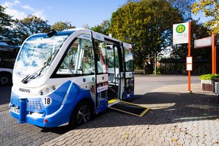 In Lauenburg an der Elbe fährt seit Sommer 2019 ein automatisierter Elektrobus ohne Fahrer mit bis zu 18 km/h in der Alt- und Oberstadt. In Lauenburg an der Elbe fährt seit Sommer 2019 ein automatisierter Elektrobus ohne Fahrer mit bis zu 18 km/h in der Alt- und Oberstadt.