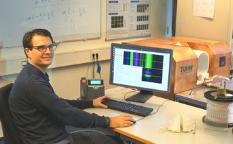 Professor Knopp bei der Messung von MPI-Bildern mit dem vom Institut für Biomedizinische Bildgebung entwickelten Kopfscanner. Professor Knopp bei der Messung von MPI-Bildern mit dem vom Institut für Biomedizinische Bildgebung entwickelten Kopfscanner.