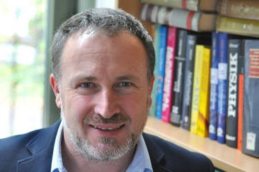 Professor Patrick Huber der TU Hamburg entwickelt künstliche, poröse Materialien und nanofluidische Prozesse, um nutzbare elektrische Energie für die Menschen zu gewinnen. Professor Patrick Huber der TU Hamburg entwickelt künstliche, poröse Materialien und nanofluidische Prozesse, um nutzbare elektrische Energie für die Menschen zu gewinnen.