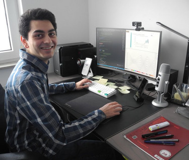 Masterstudent Semir Cömertpay der TU Hamburg analysiert mit Hilfe der Information-Bottleneck-Methode die Rohdaten des RKI auf die Frage hin, ob ein Mensch in Folge einer Corona-Infektion stirbt oder nicht. Masterstudent Semir Cömertpay der TU Hamburg analysiert mit Hilfe der Information-Bottleneck-Methode die Rohdaten des RKI auf die Frage hin, ob ein Mensch in Folge einer Corona-Infektion stirbt oder nicht.