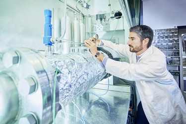 Die Wissenschaftler in Geesthacht erforschen unter anderem effiziente und kompakte Speichermöglichkeiten für Wasserstoff bei niedrigen Drücken und Umgebungstemperaturen, so wie hier in diesem Metallhydridspeichertank. Die Wissenschaftler in Geesthacht erforschen unter anderem effiziente und kompakte Speichermöglichkeiten für Wasserstoff bei niedrigen Drücken und Umgebungstemperaturen, so wie hier in diesem Metallhydridspeichertank.