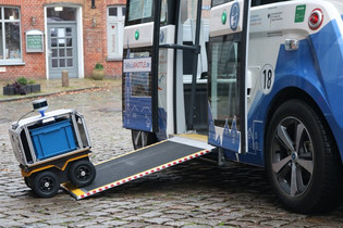 Die Zukunft der Mobilität auf der ITS 2021: autonomer Shuttle TaBuLa und Transportroboter 'Laura' unterwegs in Aktion.rnrnrn Die Zukunft der Mobilität auf der ITS 2021: autonomer Shuttle TaBuLa und Transportroboter 'Laura' unterwegs in Aktion.rnrnrn