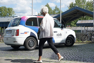 Über das On-Demand-Angebot „ioki Hamburg“ können sich Fahrgäste ganz flexibel mit Hilfe von rund 20 Elektro-Kleinbussen bis vor die Haustür bringen oder abholen lassen. Über das On-Demand-Angebot „ioki Hamburg“ können sich Fahrgäste ganz flexibel mit Hilfe von rund 20 Elektro-Kleinbussen bis vor die Haustür bringen oder abholen lassen.