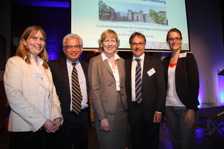 Anlässlich der Eröffnung der Graduiertenakademie für Technologie und Innovation der TUHH sprachen: Prof. Dr.-Ing. Irina Smirnova, Prof. Dr. Dr. h.c. Garabed Antranikian, Senatorin Dr. Dorothee Stapelfeldt, Prof. Dr.-Ing. Jürgen Grabe und Dr. Marion Schulte zu Berge (v.l.).