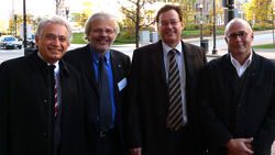 TUHH-Vizepräsident Garabed Antranikian (von links ) sowie Dr. Helmut Thamer, Hamburgs Wirtschaftssenator Axel Gedaschko und Professor Michael Morlock.