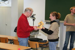 Prof.Ralf Möller erhält für sein Engagement in der Lehre von derFachschaftsvertreterin Nina Stolze einen Preis überreicht.