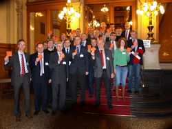 Wissenschaftler der TUHH sowie Mitglieder des Akademischen Senats zeigen der Politik im Hamburger Rathaus die rote Karte.