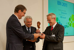 von links: Honorakonsul Dr. Hans Fabian Kruse, Professor Garabed Antranikian und Dr. Holger Zinke