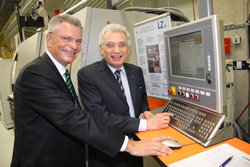TU-Präsident Professor Garabed Antranikian (rechts) sowie LZN-Chef Professor Claus Emmelmann.
