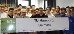 TUHH-Präsident Prof. Garabed Antranikian gratulierte dem e-gnition-Team persönlich zur Hockenheim-Qualifikation.