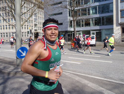 Beim Hamburg Marathon am vergangenen Sonntag machte der TUHH-Student eine gute Figur und stellte sogar einen eigenen neuen Rekord auf.