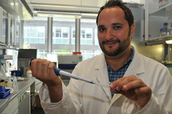 Der TUHH-Habilitand Dr. Skander Elleuche forscht am Institut für Technische Mikrobiologie an Mikroorganismen aus extremen Standorten.