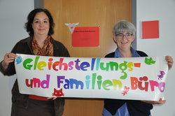 Astrid Kroschke, TUHH Gleichstellungsbeauftragte, und Marlen Sievert (rechts), neue Mitarbeiterin im Familienbüro, vor dem Mutter-Kind-Arbeitsraum