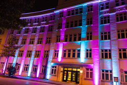 Auch in diesem Jahr wurde das TUHH-Gebäude in der Harburger Schlossstraße 20 farbenfroh beleuchtet.