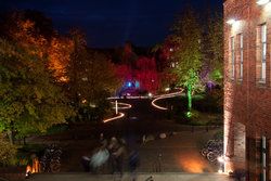Märchenhafte Beleuchtung auf dem Campus erwartet die Besucherinnen und Besucher der TUHH.