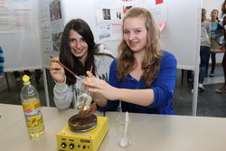 Alica (rechts) und Charlene (links), Schülerinnen des Gymnasiums Bodenwald