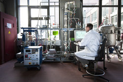 Mini Plant Anlage des Instituts für Bioprozesse und Biosystemtechnik, TUHH, mit Bioreaktor und integriertem Down-Stream Equipment zur Produktion und Aufreinigung von 1,3-PDO und n-Butanol.
