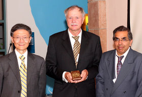 Dr. Tsu-Wei Chou, Medaillen-Gewinner 2009, Prof. Karl Schulte, Suresh G. Advani, CCM Associate Director (v.l.).