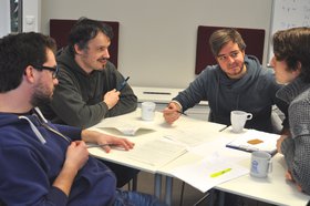 In kleinen Gruppen erarbeiten sich die Teilnehmer ein Basiswissen zu bestimmten SFB-Teilprojekten.