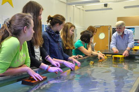 Mädchen experimentieren in den Bereichen Schiffbau und Meerestechnik in einem Versuchslabor des DLR School-Lab „Schifffahrt“ an der TUHH.