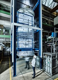 Der weltweit größte gläserne Industrie-Fermenter im Technikum der Hamburger Verfahrenstechnik.
