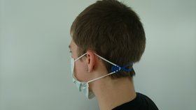 Wer täglich eine Atemschutzmaske trägt leidet oft unter wunden Stellen hinter den Ohren. Die Maskenhalterungen der TUHH sollen dieses Problem lösen.