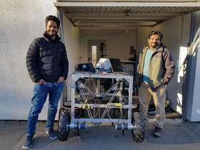 TU-Student Durga Prasad Babu Nasika (rechts) baute mit seinem Betreuer Dr. Tavseef Mairaj Shah einen ersten Prototypen seines Jät-Roboters.
