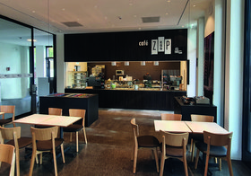 Im Café "ZessP" gibt es in modernem Ambiente ein großes, gesundes sowie überwiegend vegetarisches und veganes Angebot.
