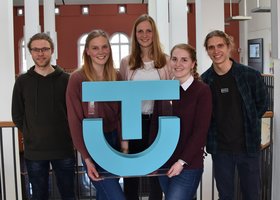 Joshua Höhne, Merle Wohlberg, Kim Meyer, Olga Schuhmacher, Benjamin Fritz (v.l.n.r.) sind fünf der insgesamt 111 TU-Studierenden, die ein Deutschlandstipendium erhalten haben.