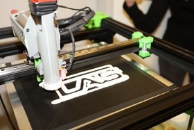 Auch das Logo des Instituts für Laser- und Anlagensystemtechnik (iLAS) kann aus dem nachhaltigen Pappmaschee gedruckt werden.
