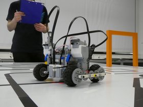 Im Rettungswettbewerb „Rescue Line“ durchlaufen die Roboter einen herausfordernden Parcours.