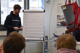 TU-Studierende begleiten die Schüler∗innen durch den Tag - und berichten über die Möglichkeit eines ingenieurwissenschaftlichen Studiums an der TU Hamburg.