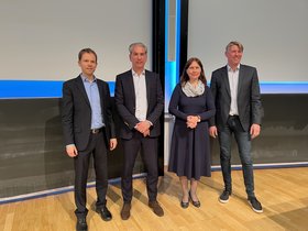 Prof. Martin Kliesch, Frank Fehlau (Fujitsu), Prof. Irina Smirnova (TU-Vizepräsidentin Forschung) und Christian Wiebus (NXP) bei der Future Lecture. (v.l.n.r.)