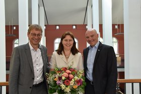 Vizepräsidentin Irina Smirnova gemeinsam mit dem Präsidenten der TU Hamburg Andreas Timm-Giel (links) und dem Kanzler Arne Burda.