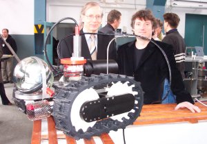 TUHH-Professor Giselher Gust (links) und der Ingenieur Thomas Viergutz vom Arbeitsbereich "Meerestechnik I" bei der Präsentation des ersten per Internet gesteuerten Tiefseeroboters (