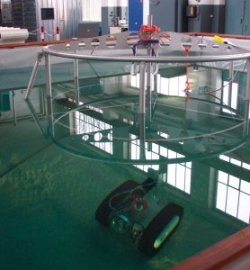 Unter Wasser im "Ocean Lab" der International University Bremen: der Tiefseeroboter mit der aus dem Wasser ragenden Mutterstation.(